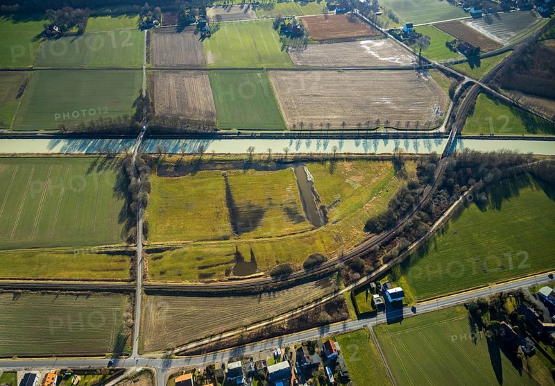 Aerial view, meadows and fields at the Datteln-Hamm canal, planned ice nature reserve, BUND support, enbahnbrücke, Haaren, Hamm, Ruhr area, North Rhine-Westphalia, Germany, railway tracks, bridge, DE, Europe, aerial view, aerial photography, aerial photography, overview, bird's-eye view, overview