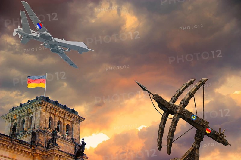 Symbolic image, Putin and Ukraine war, Russian drones over Germany and the EU, defense with crossbow guns?, lack of high-tech defense, sabotage by Russia, undersea cables, Baltic states, Poland, threat to Europe/world politics, billiards of world politics, Ukraine, Russia, danger situation, continued gas delivery, arms supplies, scarcity of fossil fuels, cold winter, frost, energy supply, food for third world, supply of raw materials