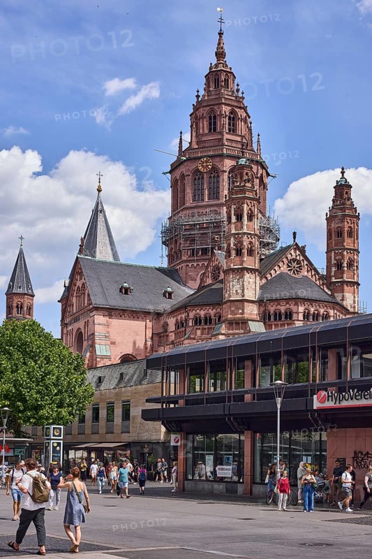 St. Martin Cathedral, Mainz Cathedral, Mainz Roman Catholic Diocese, Cathedral, HypoVereinbank, general buildings, modern architecture, pedestrians as a secondary motif, trees, blue sky, cumulus clouds, Cirrus clouds, Gutenbergplatz square, Mainz, state capital, district-free city, Rhineland-Palatinate, Germany