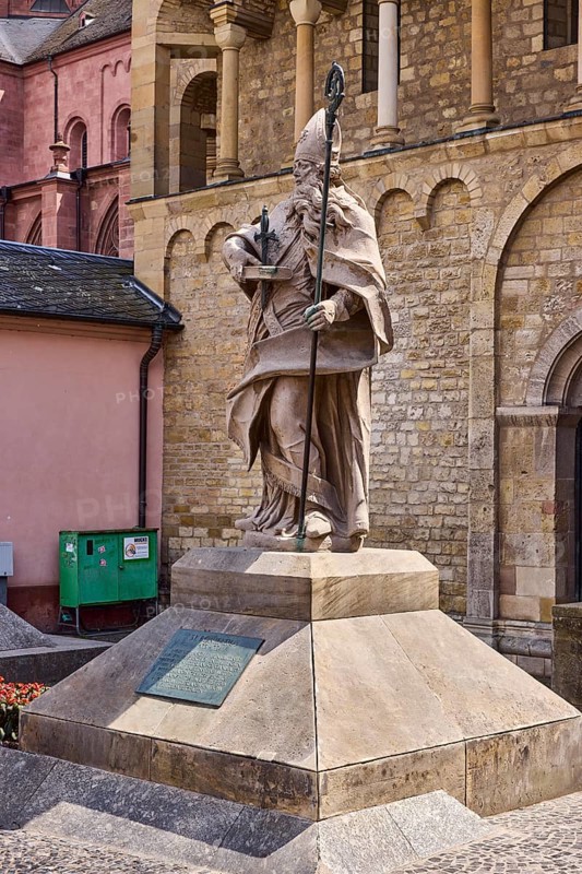 Saint Boniface statue, sandstone statue, St. Martin Cathedral, sunny, Markt Square, Mainz, state capital, district-free city, Rhineland-Palatinate, Germany