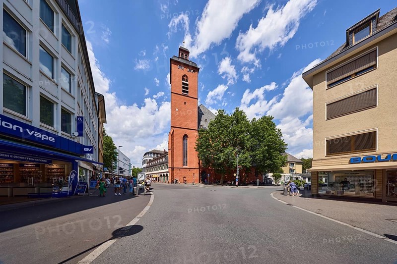 St. Quintin, church, pedestrian zone, traffic sign at the end of the pedestrian zone, residential buildings and commercial buildings, general architecture, shops, street, trees, blue sky, cumulus clouds, intersection of Alte Universitätsstraße, Quintinsstraße and Schusterstraße, Mainz, state capital, district-free city, Rhineland-Palatinate, Germany