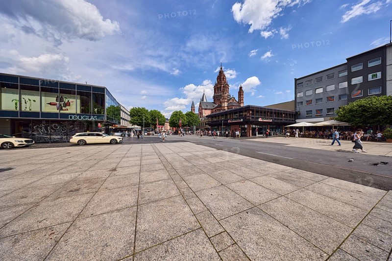 Perfumery Douglas, St. Martin Cathedral, Mainzer Cathedral, Roman Catholic Diocese Mainz, cathedral, general architecture, modern architecture, HypoVereinsbank, taxi, pedestrians as a secondary motif, trees, blue sky, cumulus clouds, Gutenbergplatz square, Mainz, state capital, district-free city, Rhineland-Palatinate, Germany