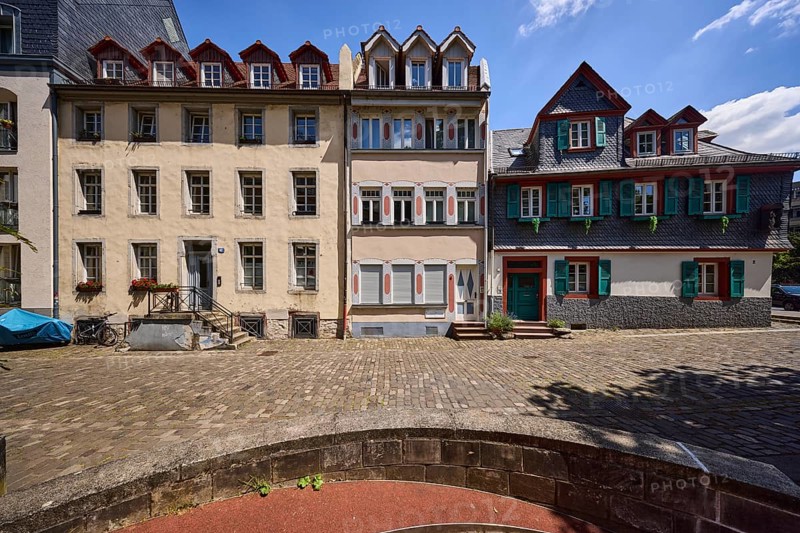 Historic buildings, houses, downpipes, façade with windows, dormers, stairs and doors, paving stone walkway, blue sky, cirrostratus clouds, Rochusstraße, Mainz, state capital, district-free city, Rhineland-Palatinate, Germany