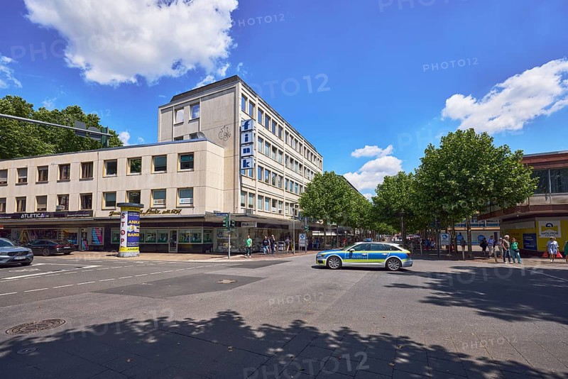Fink Schuhe, Werbegemeinschaft Mainz e.V., shoe store, commercial building, general architecture, alleyway, police car, pedestrian zone, pedestrians as secondary motif, trees, blue sky, cumulus clouds, intersection Weissliliengasse, Ludwigsstraße and Große Langgasse, Mainz, state capital, district-free city, Rhineland-Palatinate, Germany
