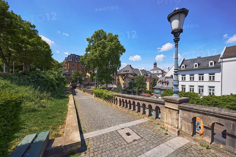 Staircase to Windmühlenstraße, city center, footpath made of paving stones, sandstone wall, lantern, general architecture, houses, roofs, trees, bushes, lawn, blue sky, cumulus clouds, Weißliliengasse, Mainz, state capital, district-free city, Rhineland-Palatinate, Germany