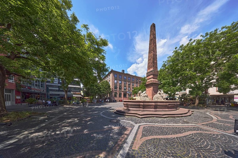 New fountain, sandstone fountain, obelisk, city builder Johannes Weydt, walkway made of marble slabs and paving stones with pattern, general architecture, blue sky, cumulus clouds, cirrostratus clouds, Große Bleiche, Neubrunnenplatz, Mainz, state capital, district-free city, Rhineland-Palatinate, Germany