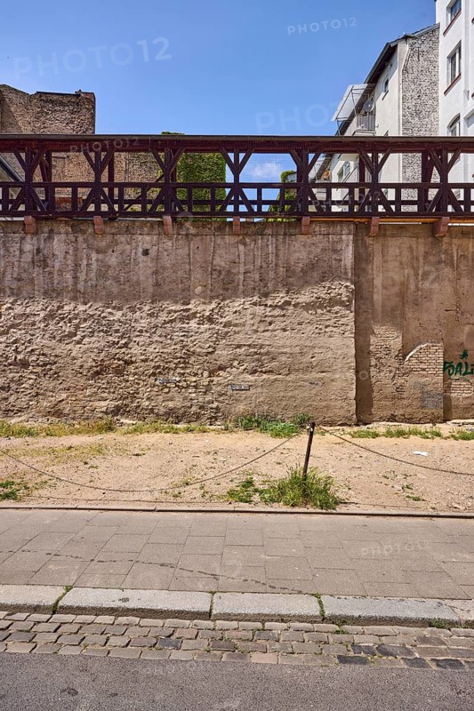 City fortification, historic city wall, general architecture, houses, parking lot, barrier bollard, blue sky, cloudless, street Hintere Bleiche, Mainz, state capital, independent city, Rhineland-Palatinate, Germany