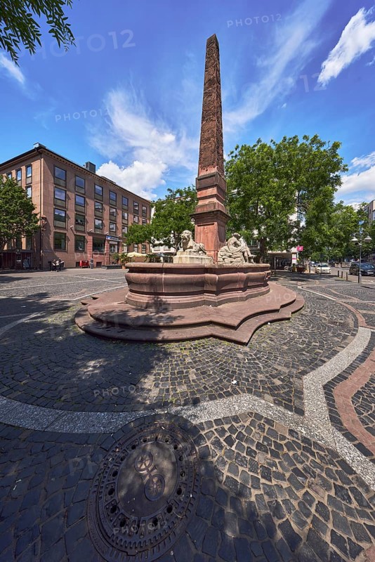 New fountain, sandstone fountain, obelisk, city builder Johannes Weydt, walkway made of marble slabs and paving stones with pattern, general architecture, blue sky, cumulus clouds, cirrostratus clouds, Große Bleiche, Neubrunnenplatz, Mainz, state capital, district-free city, Rhineland-Palatinate, Germany