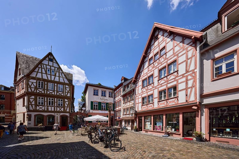 Historic half-timbered houses, general architecture, buildings, paving stone square, bicycles, outdoor area of a restaurant, pedestrians as a secondary motif, blue sky, cumulus clouds, Hollagäßchen, Kirschgarten, Mainz, state capital, district-free city, Rhineland-Palatinate, Germany