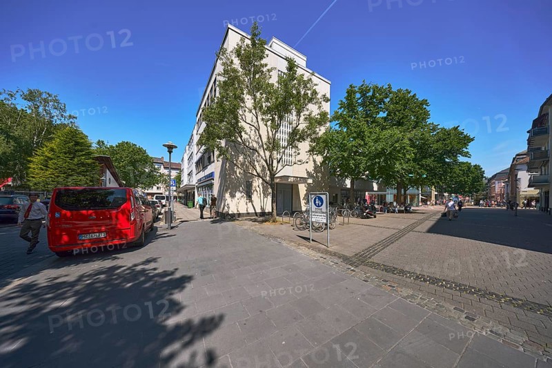 Pedestrian zone, traffic sign pedestrian zone, additional sign delivery traffic free, residential buildings and commercial buildings, general architecture, lantern, pedestrians as accessories, trees, parking strips with cars, blue sky, cloudless, contrails, intersection Emmeransstraße with Am Kronberger Hof, Mainz, state capital, district-free city, Rhineland-Palatinate, Germany