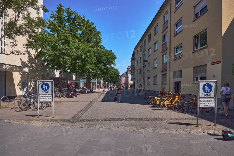 Pedestrian zone, traffic sign pedestrian zone, additional sign free delivery traffic, residential buildings and commercial buildings, bicycles, pedestrians as accessories, trees, blue sky, cloudless, Emmeransstraße, Mainz, state capital, district-free city, Rhineland-Palatinate, Germany