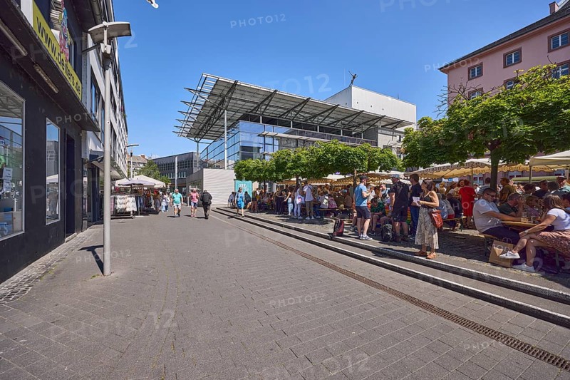 Pedestrian zone, commercial building, modern architecture, residential buildings, shops, shopping, retail, outdoor area of a restaurant, visitors and pedestrians as secondary motifs, blue sky, cloudless, Fuststraße, Tritonplatz, Mainz, state capital, district-free city, Rhineland-Palatinate, Germany