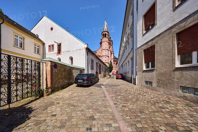 Mainzer Cathedral, St. Martin Cathedral, general architecture, houses, lantern, street made of paving stones, vehicles, cars, tree, blue sky, cloudless, Domstraße, Mainz, state capital, district-free city, Rhineland-Palatinate, Germany