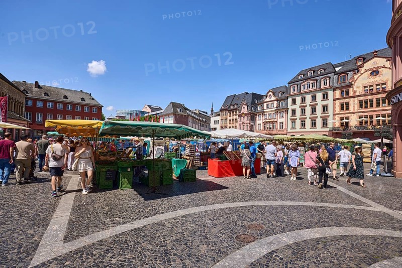 Weekly market, market stalls, general architecture, historic buildings, sidewalk made of marble slabs and paving stones with patterns, pedestrians as a secondary motif, blue sky, cumulus clouds, market square, Mainz, state capital, district-free city, Rhineland-Palatinate, Germany