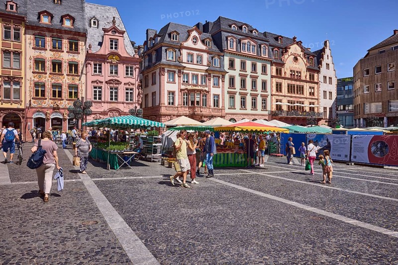 Pedestrian zone, weekly market market, market stalls, retail, shopping, historic building, façade with windows and gables, paving stone square, pedestrians as a secondary motif, blue sky, cloudless, market square, Mainz, state capital, district-free city, Rhineland-Palatinate, Germany