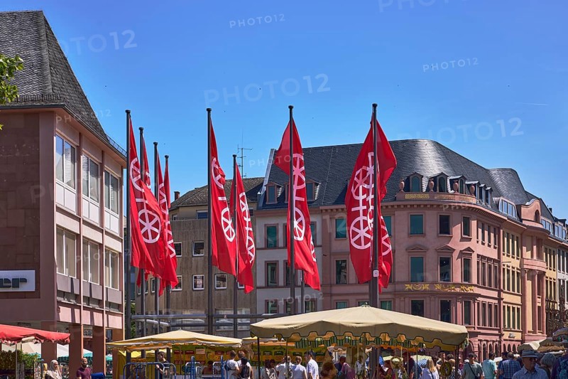 Mainz flags, city coat of arms, flagpoles, pedestrian zone, general architecture, weekly market market, market stalls, pedestrians as a secondary motif, blue sky, cloudless, Höfchen and Markt squares, Mainz, state capital, district-free city, Rhineland-Palatinate, Germany