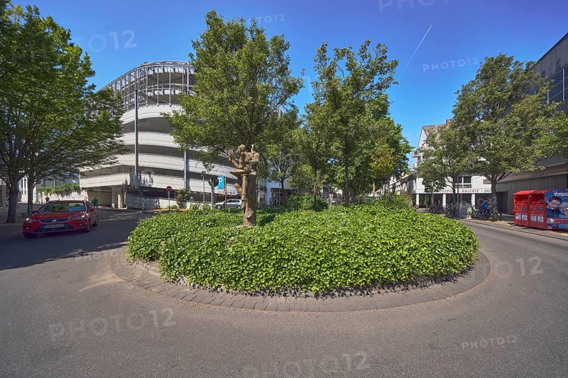 Till Eulenspiegel statue, sculptor Eberhard Linke, Kronberger Hof parking garage, general architecture, street, turning loop, car, vehicle, trees, ground cover, blue sky, cloudless, contrails, Am Kronberger Hof, Mainz, state capital, district-free city, Rhineland-Palatinate, Germany