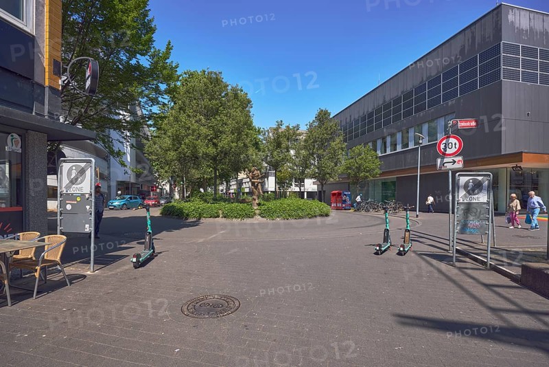 Pedestrian zone, traffic sign at the end of the pedestrian zone, turning loop, general architecture, commercial building, e-scooter, pedestrian as accessories, trees, blue sky, cloudless, intersection between Fuststraße, Gymnasiumstraße, Am Kronberger Hof and Betzelsstraße, Mainz, state capital, district-free city, Rhineland-Palatinate, Germany
