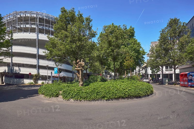 Till Eulenspiegel statue, sculptor Eberhard Linke, Kronberger Hof car park, general architecture, street, turning loop, trees, ground cover, blue sky, cloudless, contrails, Am Kronberger Hof, Mainz, state capital, district-free city, Rhineland-Palatinate, Germany