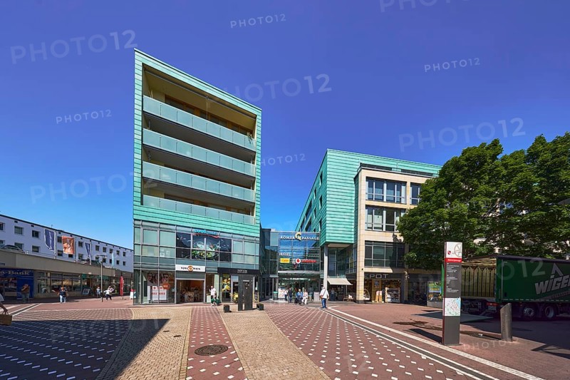 Römerpassage, shopping center, pedestrian zone, residential buildings and commercial buildings, modern architecture, general development, shops, shopping center, stele with location sign, pedestrian as accessories, sidewalk made of concrete paving stones and paving stones with pattern, blue sky, cloudless, intersection of Cardinal-Volk-Platz with Emmeransstraße, Pfandhausstraße and Stadthausstraße, Mainz, state capital, district-free city, Rhineland-Palatinate, Germany