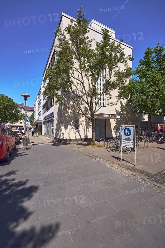 Pedestrian zone, traffic sign pedestrian zone, additional sign delivery traffic free, residential buildings and commercial buildings, general architecture, lantern, pedestrians as accessories, trees, parking strips with cars, blue sky, cloudless, contrails, intersection Emmeransstraße with Am Kronberger Hof, Mainz, state capital, district-free city, Rhineland-Palatinate, Germany