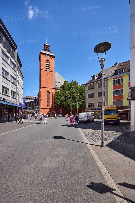City center, church, St. Quintin, lantern, general architecture, pedestrian as a secondary motif, blue sky, cumulus cloud, intersection of Alte Universitätsstraße with Quintinsstraße, Mainz, state capital, district-free city, Rhineland-Palatinate, Germany