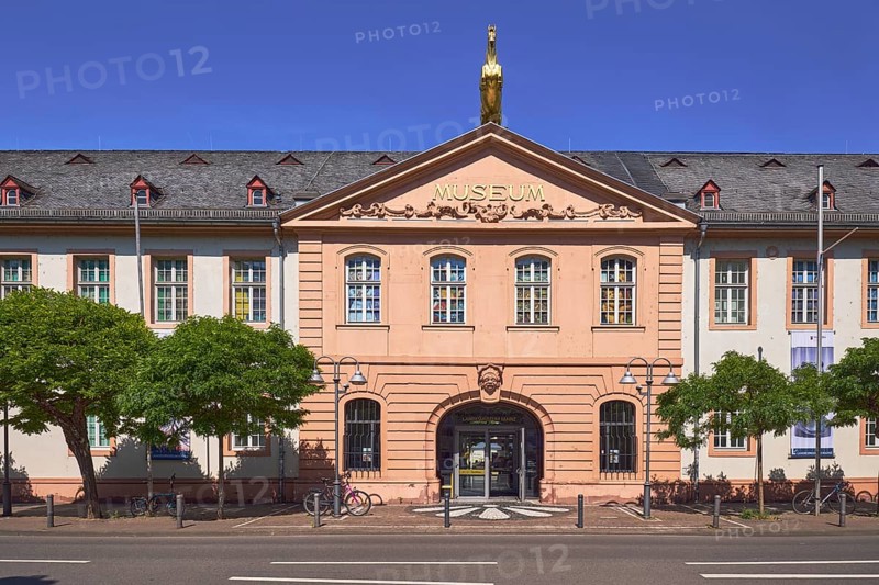 Mainz State Museum, Museum of Cultural History, Art Museum, Golden Ross Barracks, Historic Building, Marstall, gable roof covered with slate, entrance area, windows, dormers, Baroque and Classicism architectural style, barrier bollards, trees, blue sky, cloudless, street Große Bleiche, Mainz, state capital, district-free city, Rhineland-Palatinate, Germany