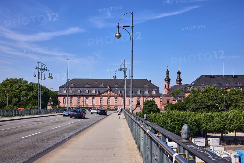 State Chancellery, New Armoury, State Parliament, car bridge and footbridge, sidewalk, lanes, vehicles, bridge railings, lantern, historic building, pedestrians as accessories, blue sky, Cirrostratus clouds, Theodor Heuss Bridge, Mainz, state capital, district-free city, Rhineland-Palatinate, Germany