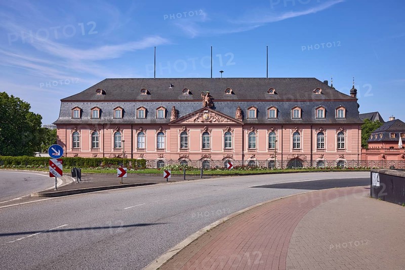 New Armoury, State Chancellery, Baroque style, central island, traffic island, tree, blue sky, cirrostratus clouds, view from Theodor Heuss Bridge, federal road B40, Peter-Altmeier-Allee, Mainz, state capital, district-free city, Rhineland-Palatinate, Germany