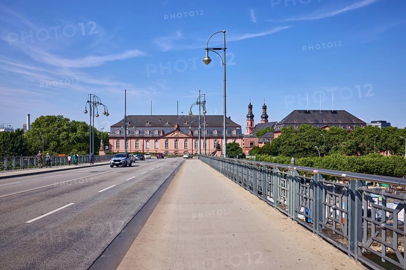 Parliament building, state chancellery, armoury, car bridge and footbridge, sidewalk, lanes, bridge railings, lanterns, historic buildings, cars, vehicles, pedestrians as accessories, blue sky, cirrostratus clouds, Theodor Heuss bridge, Mainz, state capital, district-free city, Rhineland-Palatinate, Germany