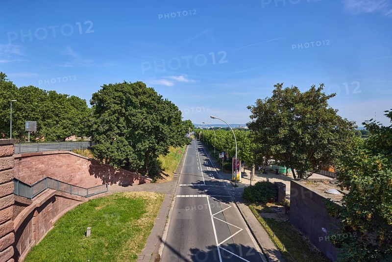Access ramp to the bridge, lantern, lanes, bus lane, bus lane marking BUS, zigzag line, solid line, road, trees, lawn, elevated perspective, blue sky, Peter-Altmeier-Allee, Mainz, state capital, district-free city, Rhineland-Palatinate, Germany