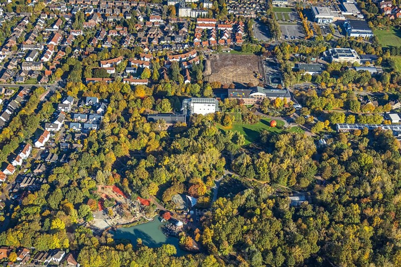 Aerial view, Maximilianpark amusement park with glass elephant, construction section of the green environmental axis at Maxipark, construction site next to Freiherr-vom-Stein-Gymnasium, Üntrop, Hamm, Ruhr area, North Rhine-Westphalia, Germany, DE, Europe, leisure activity, leisure area, leisure activities, amusement park, leisure activities, aerial photography, aerial photography, MaxiPark, park, overview, bird's eye view, birds-eyes view, green lung, overview