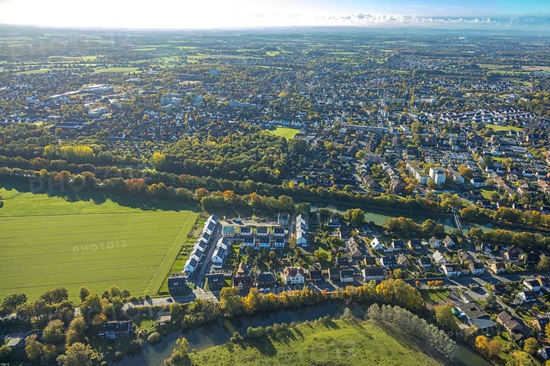 Aerial view, new development area for residential buildings Im Fuchswinkel an der Lippestraße/Friedrichsfeld between Lippe River and Datteln-Hamm Canal, Uentrop, Hamm, Ruhr area, North Rhine-Westphalia, Germany, architecture, construction, buildings, development, DE, Datteln-Hamm Canal, drone, development, Europe, river, Lippe river, Friedrichsfeld, land, Im Fuchswinkel, real estate, infrastructure, canal, landscape view, Lippestraße, aerial view, aerial photography, aerial photography, new development area, Rhine-Ruhr, settlement, urban planning, urban, topography, overview, bird's eye view, suburb, water, residential area, residential buildings, living space, birds-eyes view, modern life, overview, urban environment