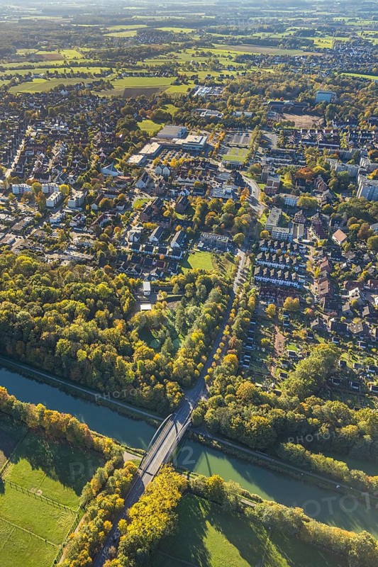 Aerial view, Werries residential area on the Datteln-Hamm Canal, Ostwennemarstraße canal bridge, autumn trees, Uentrop, Hamm, Ruhr area, North Rhine-Westphalia, Germany, bridge, trees in autumn colors, DE, Europe, property tax, autumn colors, autumn colors, autumn mood, real estate, canal, aerial photography, aerial photography, overview, bird's eye view, residential complex, living and living, residential area, quality of living, housing estate, residential district, birds-eyes view, autumnal tree-lined avenue, overview