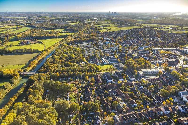 Aerial view, Werries residential area on the Datteln-Hamm Canal, Ostwennemarstraße canal bridge, autumn trees, Uentrop, Hamm, Ruhr area, North Rhine-Westphalia, Germany, bridge, trees in autumn colors, DE, Europe, property tax, autumn colors, autumn colors, autumn mood, real estate, canal, aerial photography, aerial photography, overview, bird's eye view, residential complex, living and living, residential area, quality of living, housing estate, residential district, birds-eyes view, autumnal tree-lined avenue, overview
