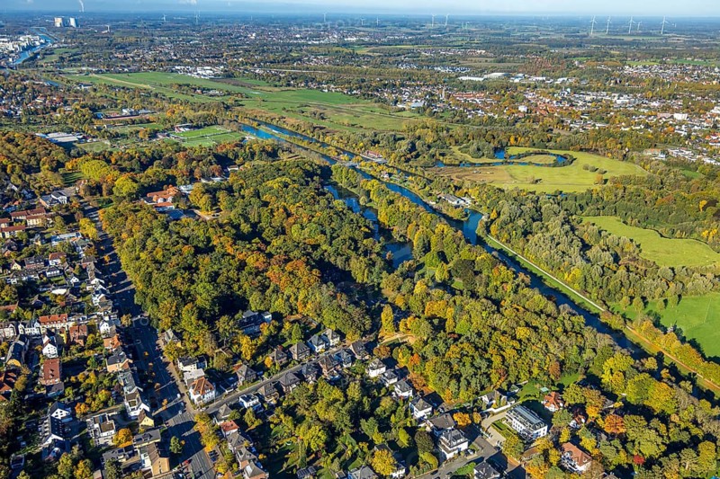 Aerial view, spa park with autumn trees, view of Hamm-Lippewiesen airfield, Lippe river meander and Datteln-Hamm canal, Üntrop, Hamm, Ruhr area, North Rhine-Westphalia, Germany, trees in autumn colors, DE, Europe, autumn, autumn colors, autumn forest colors, aerial photography, aerial photography, park, overview, bird's eye view, forest in autumn colors, birch ds-eyes view, autumn trees, autumn forest, overview