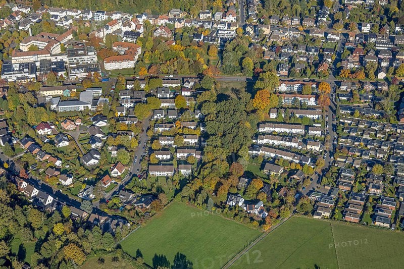 Aerial view, row house residential area Huckenholz, Johanniter-Kliniken Hamm location Knappenstraße, Üntrop, Hamm, Ruhr region, North Rhine-Westphalia, Germany, trees in autumn colors, DE, Europe, healthcare, property tax, autumn colors, autumn mood, hospital, clinic, hospital, aerial photo, aerial photography, aerial photography, medical facility, medical assistance, apartment buildings, rental houses, townhouses, overview, bird's eye view, residential complex, housing and living, residential area, residential buildings, quality of living, residential district, residential area, birds-eyes view, autumn trees, overview, medical care