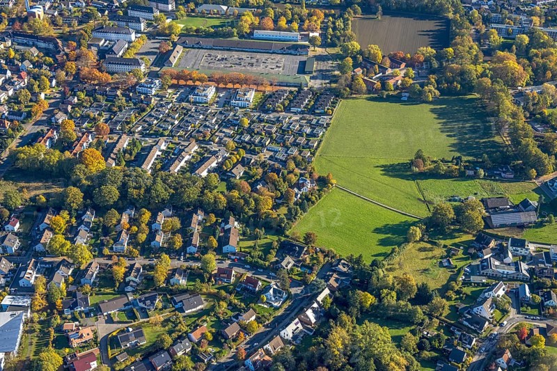 Aerial view, Huckenholz residential area, above, Hamm Federal Administration Office and Main Customs Office, Central Accommodation for Refugees (CÜ), Sankt-Georgs-Platz, Üntrop, Hamm, Ruhr area, North Rhine-Westphalia, Germany, authority, trees in autumn colors, DE, Europe, refugee village, refugee camp, refugee accommodation, refugee accommodation, property tax, autumn, autumn colors, autumn colors, autumn mood, real estate, aerial photography, aerial photography, overview, bird's eye view, residential complex, living and living, residential area, residential quality, residential district, residential district, birds-eyes view, autumn trees, overview