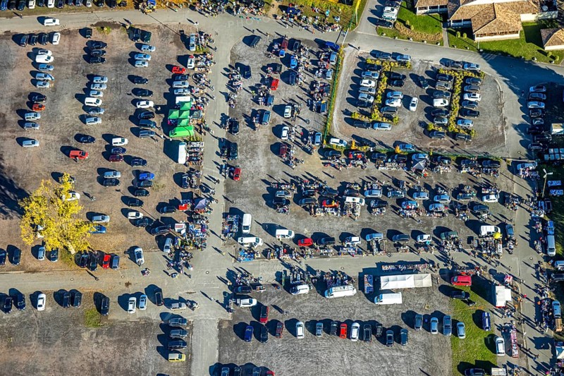 Aerial view, flea market flea market in the parking lot Zentralhallen Ökonomierat-Peitzmeier-Platz, dealer cars and visitors, Mitte, Hamm, Ruhr area, North Rhine-Westphalia, Germany, DE, Europe, aerial photography, aerial photography, market, junk, overview, birds-eyes view, overview