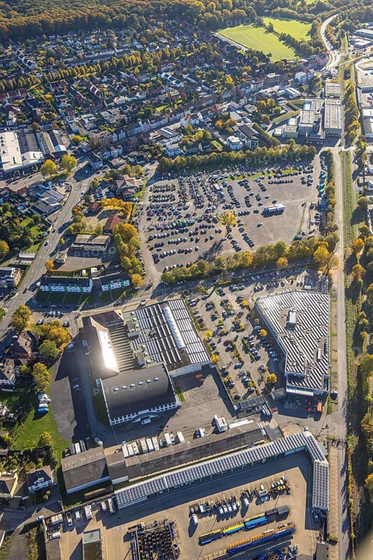 Aerial view, central halls event venue and Kaufland supermarket, hmarkt flea market in the parking lot Zentralhallen Ökonomierat-Peitzmeier-Platz, dealer car and visitors, Mitte, Hamm, Ruhr area, North Rhine-Westphalia, Germany, DE, shopping center, shopping center, Europe, events, culture, art, aerial photography, aerial photography, local supply center, parking lot, shopping center, supermarket, theater, overview, venue, venue, bird's eye view, birds-eyes view, cultural use, overview