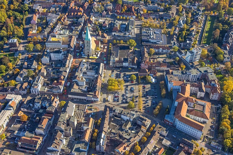 Aerial view, city and evangelical St. Paul's Church, weekly market market on the market square, Santa Monica Square car park and autumn trees, Mitte, Hamm, Ruhr area, North Rhine-Westphalia, Germany, place of worship, city, DE, Europe, religious community, holy place, city center, church community, denomination, aerial photo, aerial photography, religion, religious place, overview, birds-eyes View, overview