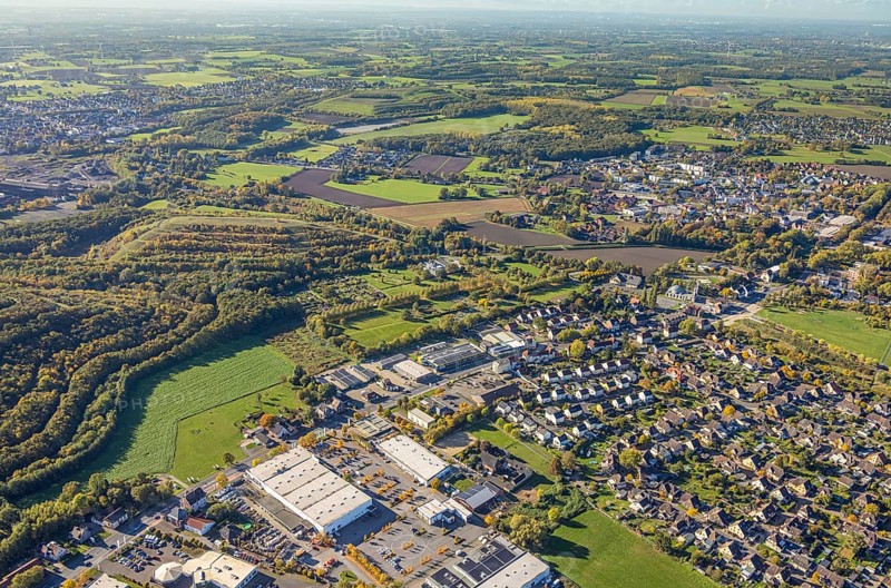 Aerial view, Herringen Park Cemetery and Hamm Crematorium GmbH, Humbert heap and autumn trees, partial view of Isenbecker Hof housing development, Neue Kolonie mining settlement, Herringen district, Hamm, Ruhr area, North Rhine-Westphalia, Germany, workers' housing settlement, burial ground, Bergehalde, DE, Europe, cemetery, memorial, Gottesacker, property tax, graves, real estate, aerial photography, aerial photography, resting place, overview, bird's eye view, residential complex, housing and living, residential area, quality of living, residential district, residential area, birds-eyes view, overview