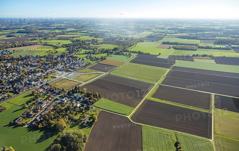 Aerial view of meadows and fields at the new Westtünnen stop on Südfeldweg and Von-Thünen-Straße for the future railway station, railway line with railway bridge, Rhynern district, Hamm, Ruhr area, North Rhine-Westphalia, Germany, construction area, building plot, construction project, construction site, DE, Europe, large construction site, landscape, agriculture, aerial photography, aerial photography, new building, overview, bird's eye view, meadows and fields, birds-eyes view, agricultural fields, overview
