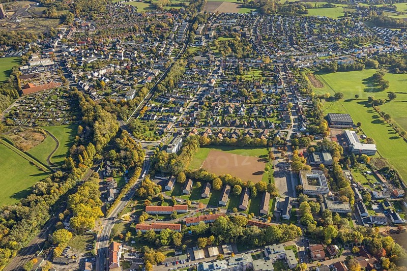 Aerial view, town view of Pelcum, terraced houses, Freie Waldorf School and Sportplatz Aschenplatz, Kamener Straße roundabout with Horst Hrubesch and Mike Hanke statue, district of Pelcum, Hamm, Ruhr area, North Rhine-Westphalia, Germany, Aschenplatz, DE, Europe, soccer, soccer players, roundabout Horst and Mike, aerial photography, aerial photography, overview, birds-eye view, birds-eye view, birds-eye view, birds-eye view eyes view, overview