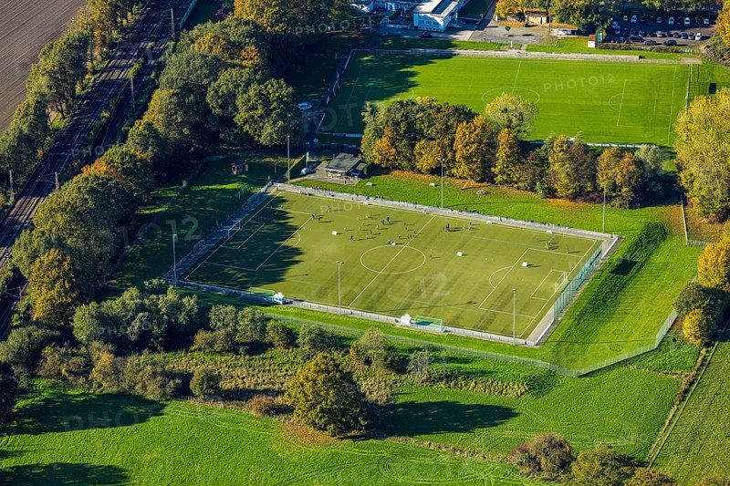 Aerial view, soccer stadium sports ground TuS 1910 Wiesergofen, surrounded by autumn trees, young people training, Pelcum district, Hamm, Ruhr area, North Rhine-Westphalia, Germany, DE, Europe, soccer field, soccer stadium, aerial photography, aerial photography, sports complex, sports field, overview, birds-eyes view, overview
