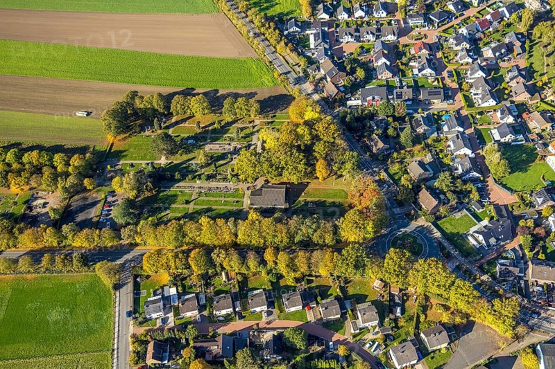 Aerial view, Haverwiese and Kirchspiel Straße, residential area district of Pelcum with meadows and fields, Pelcum district, Hamm, Ruhr area, North Rhine-Westphalia, Germany, burial place, DE, Europe, cemetery, memorial, Gottesacker, property tax, graves, burial ground, high-rise building, real estate, aerial photography, resting place, overview, bird's eye view, residential complex, living and life, residential area, quality of living, residential district, residential area, birds-eyes view, overview
