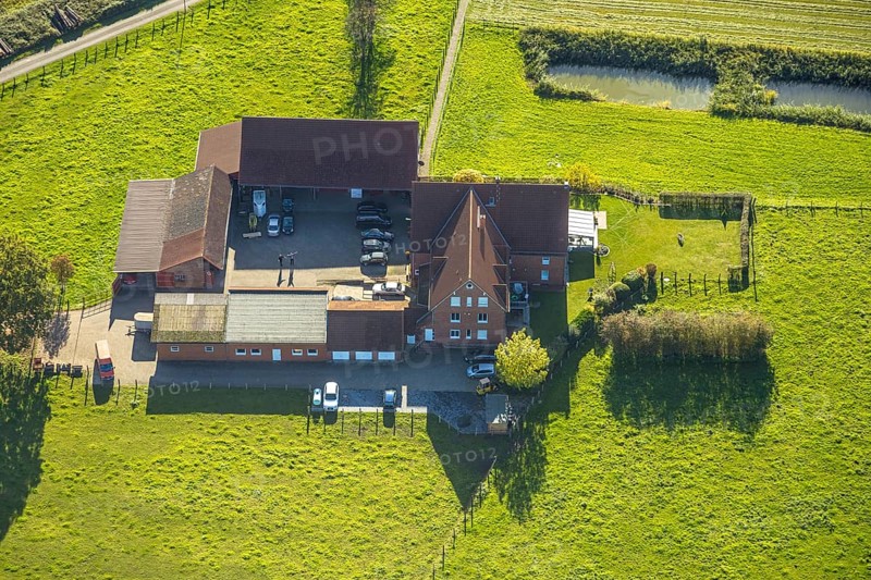 Aerial view, courtyard in a meadow, Gerhard Schnübbe farm, Baumhofstraße, Pelcum district, Hamm, Ruhr area, North Rhine-Westphalia, Germany, DE, Europe, agriculture, farm, aerial photography, aerial photography, overview, birds-eyes view, agricultural fields, overview