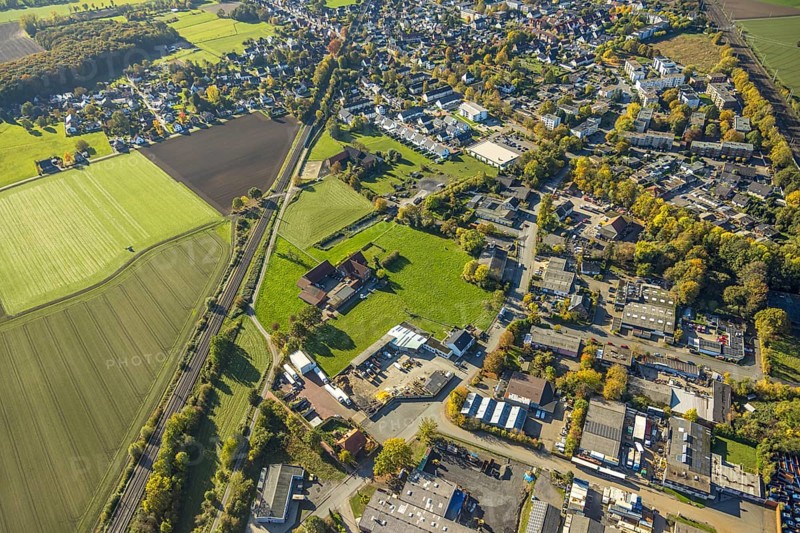 Aerial view, courtyard in a meadow, Gerhard Schnübbe farm, Baumhofstraße, residential area of the municipality of Pelcum, Hamm, Ruhr area, North Rhine-Westphalia, Germany, railway tracks, DE, Europe, property tax, real estate, farming, aerial photography, overview, bird's eye view, residential complex, living and living, residential area, residential area, residential area, birds-eyes view, agricultural fields, overview
