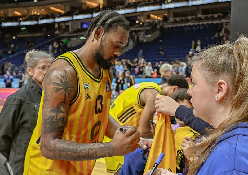 Basketball BBL Bundesliga, Alba Berlin - FC Bayern Munich Basketball v.l. J'Wan Roberts (Alba Berlin) signs autographs at the end of the game
