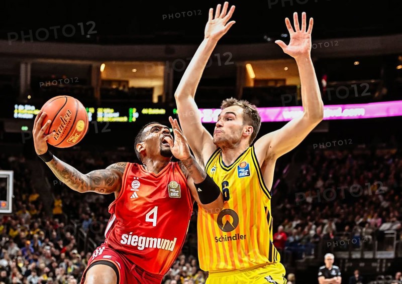 Basketball BBL Bundesliga, Alba Berlin, FC Bayern Munich Basketball v.l. Xavier Rathan Mayes (FC Bayern Basketball), Malte Delow (Alba Berlin) Duel, Duel, Fight, Tackle